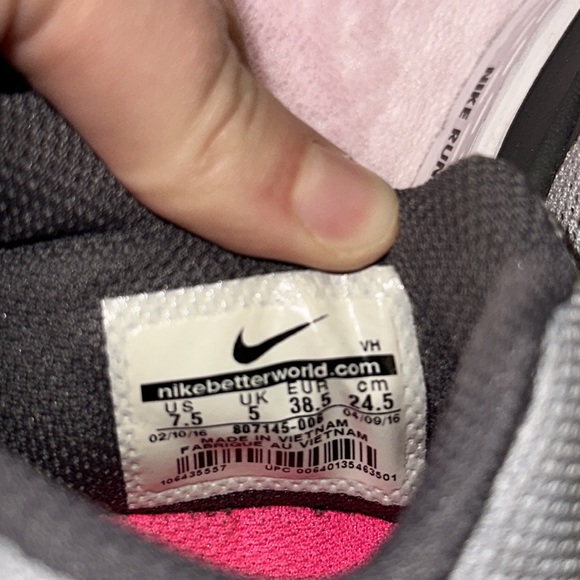 Nike women’s tennis shoes. Size 7.5 - Picture 4 of 7